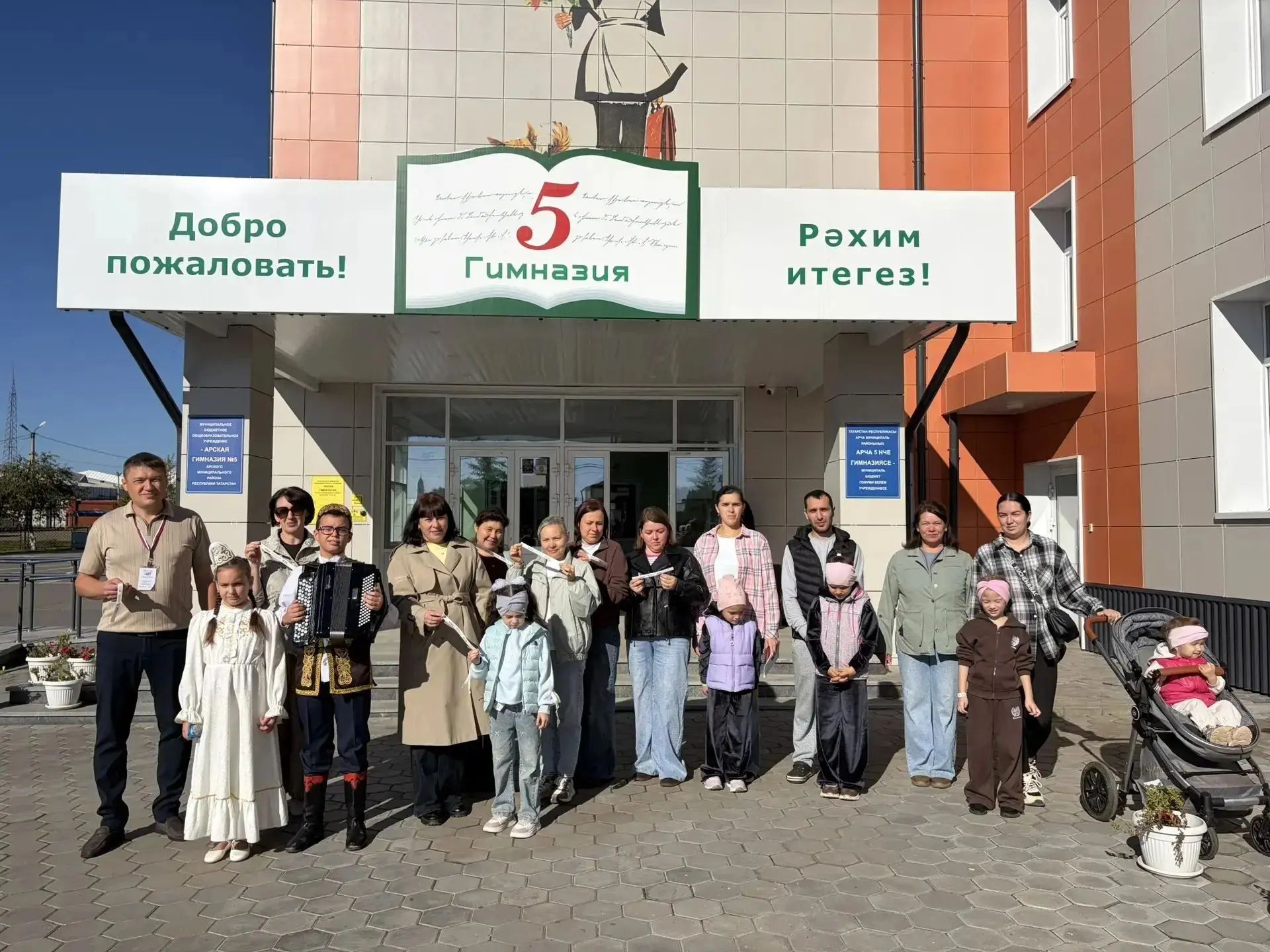 Арчаның 938нче сайлау участогында сайлаучыларны җыр-моң белән каршы алалар.