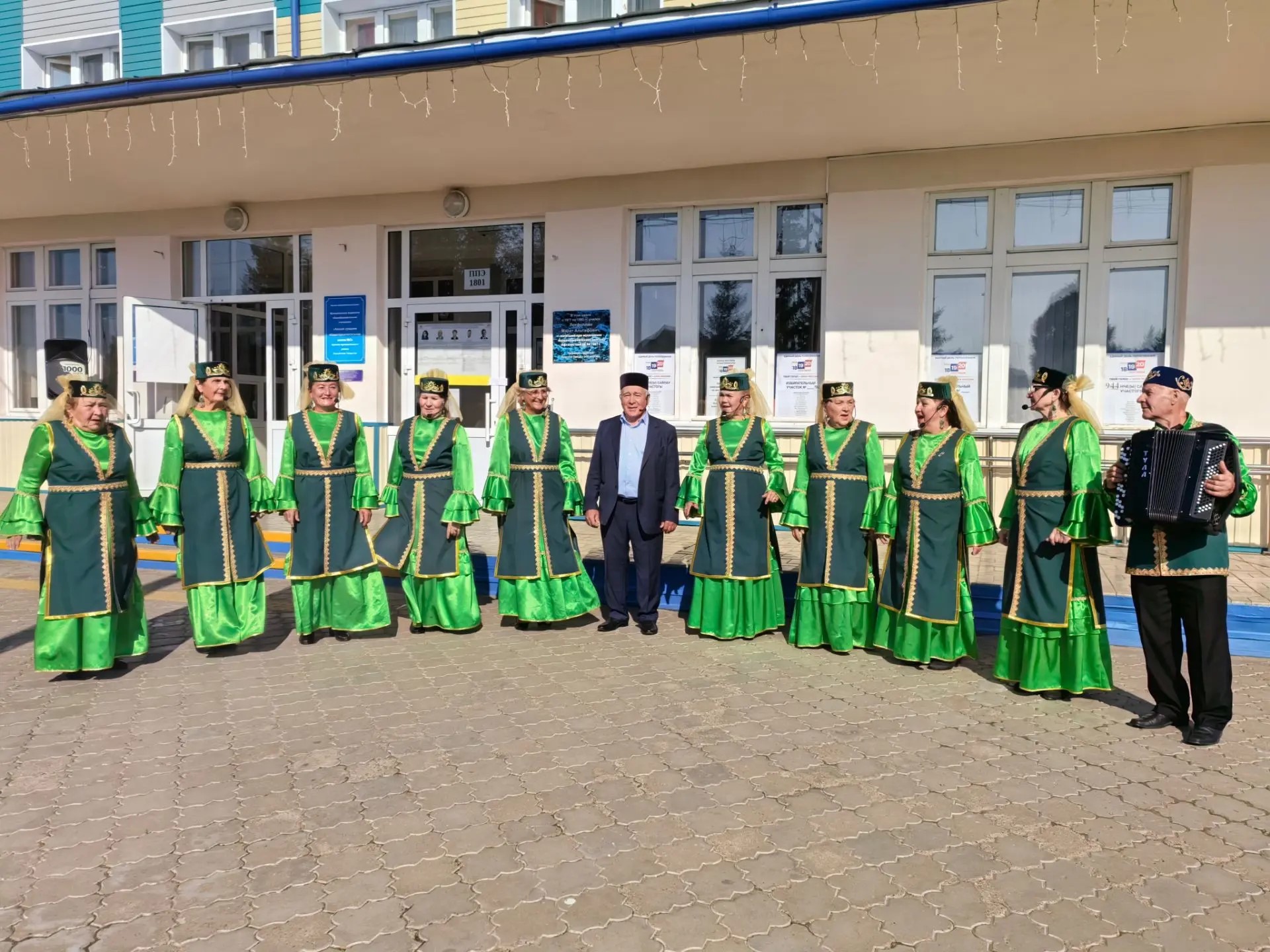 "Яшь йөрәкләр" халык вокаль ансамбле айлау участогына килүчеләрне дә җыр-моң белән каршы алды