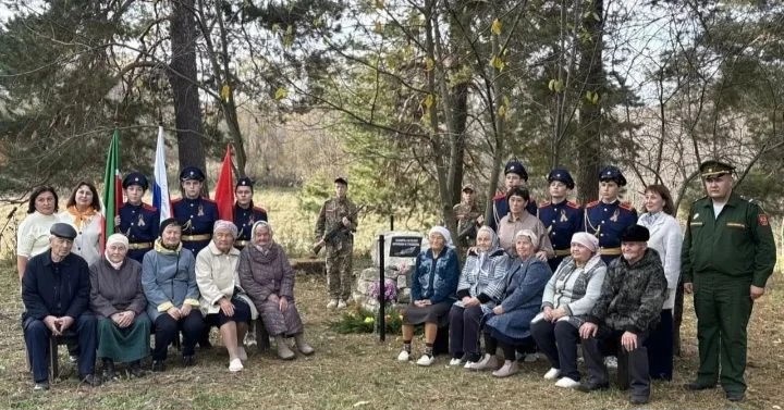 Обелискны ачу тантанасында Лесхоз мәктәбе коллективы, авыл халкы катнашты