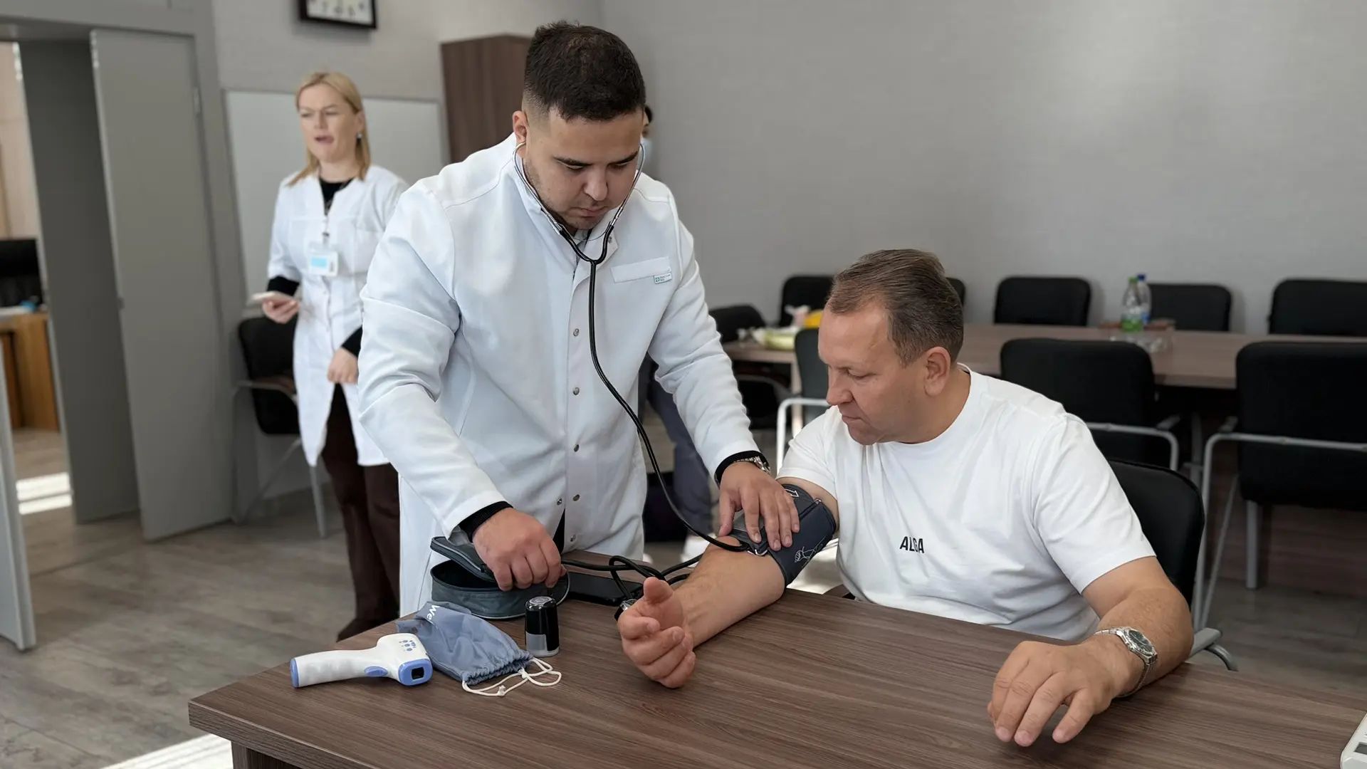 Прививка ясар алдыннан табиблар тән температурасы һәм кан басымын үлчиләр