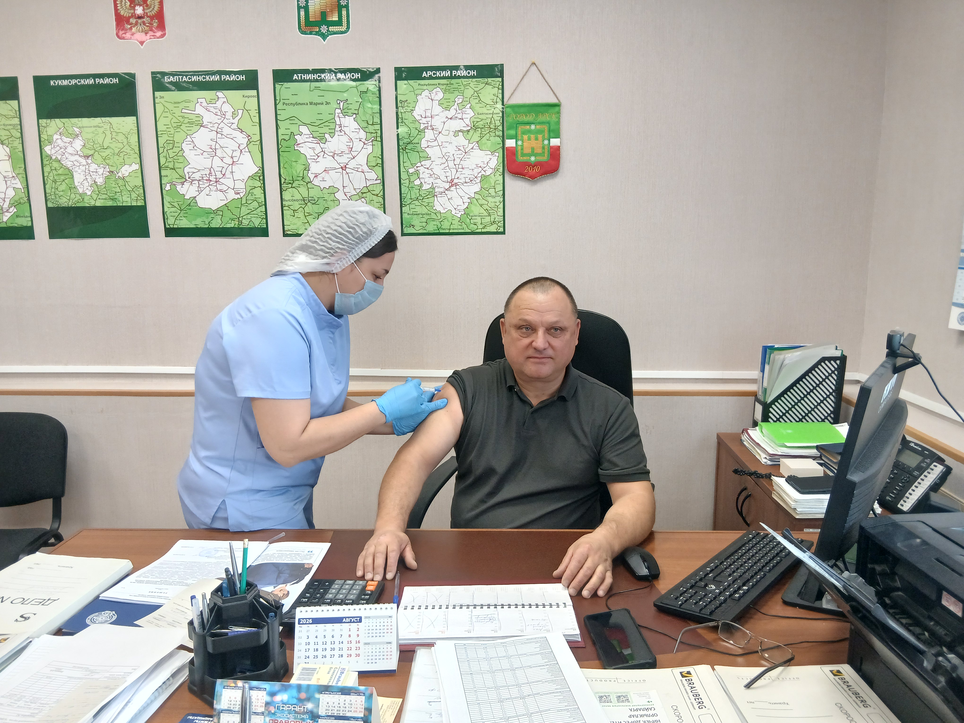 Кулланучылар хокукларын яклау бүлеге җитәкчесе Илдар Кадыйров та прививка ясатты 