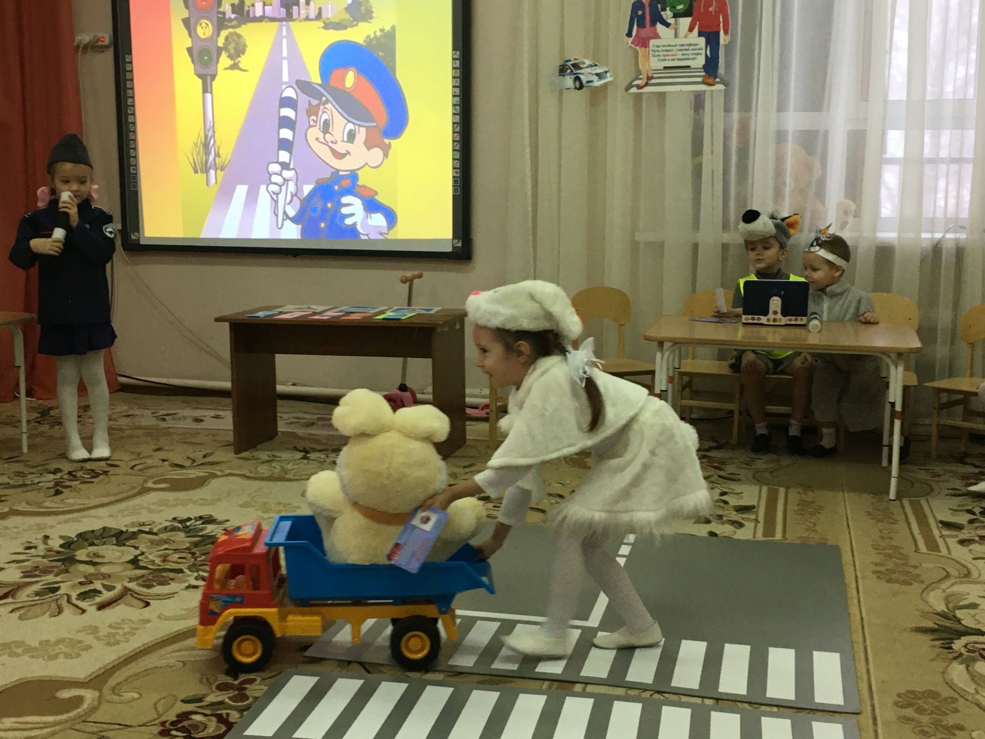 В Арском детском саду прошла театрализованная игра «Экзамен по ПДД»