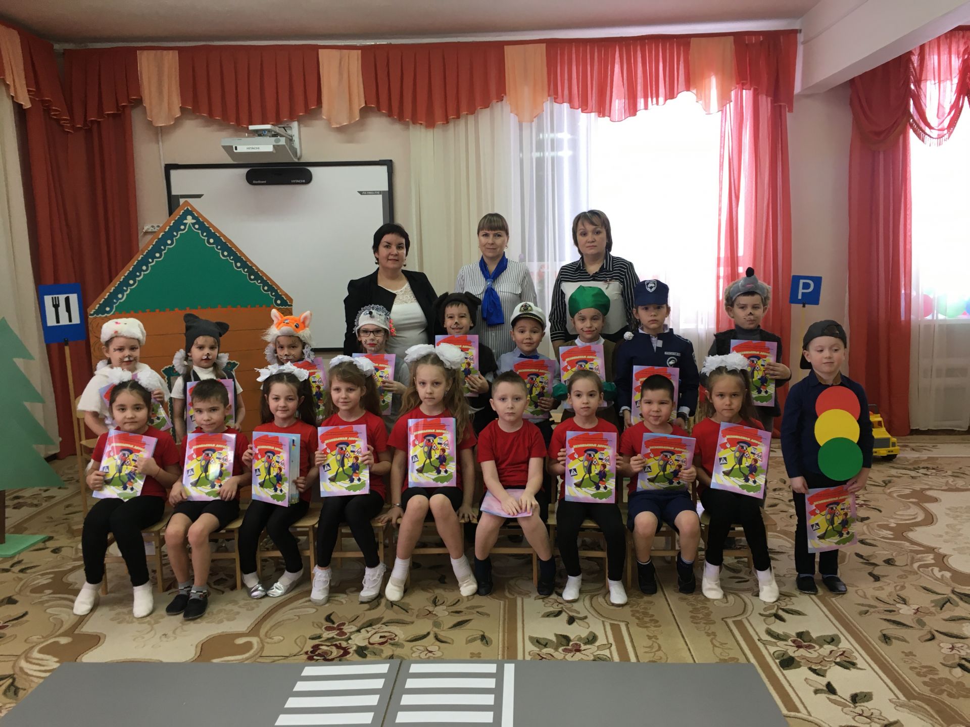 В Арском детском саду №8 дети смотрели спектакль по ПДД