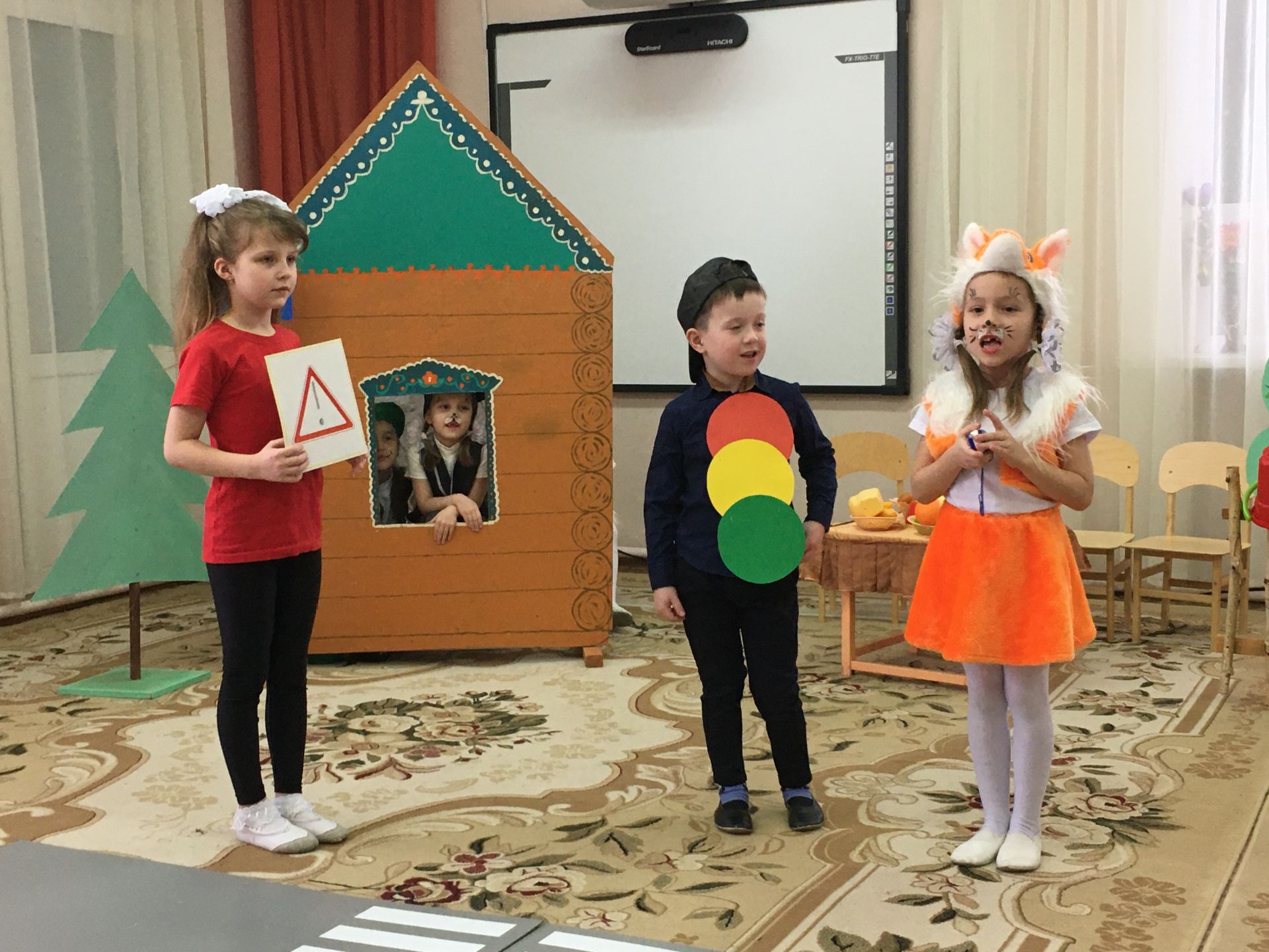 В Арском детском саду №8 дети смотрели спектакль по ПДД
