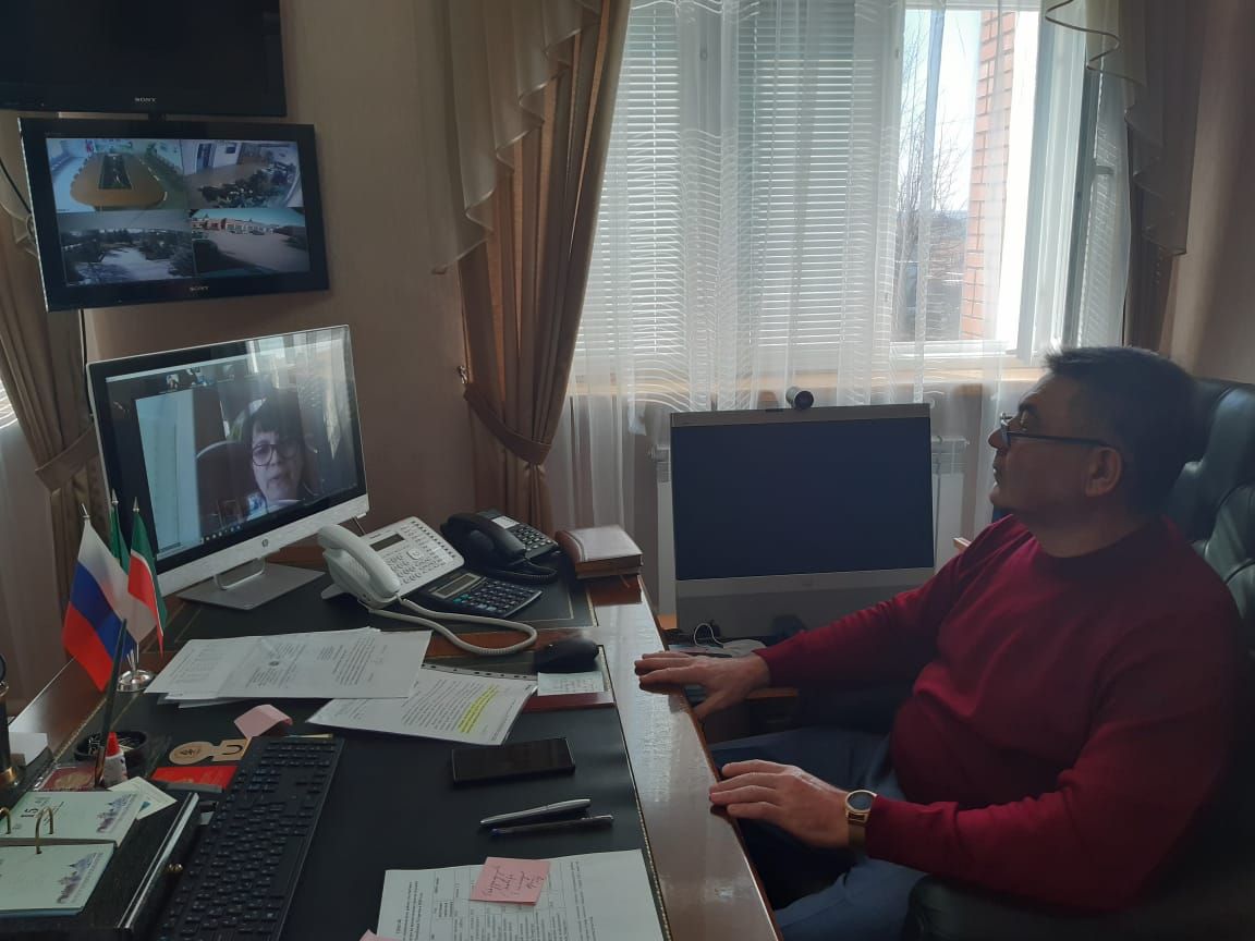 Арча районы башлыгы Илшат Нуриев  мәктәп укучыларының онлайн дәресен карады