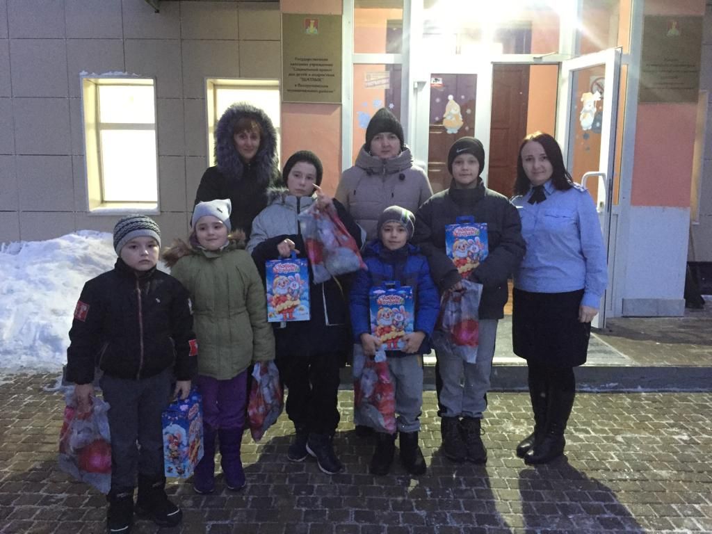 Полиция Кыш бабае бүләкләр өләште