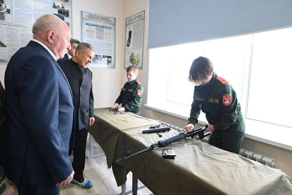 Рөстәм Миңнеханов Советлар Союзы Герое Конев исемендәге Чирмешән кадетлар мәктәбенә барды