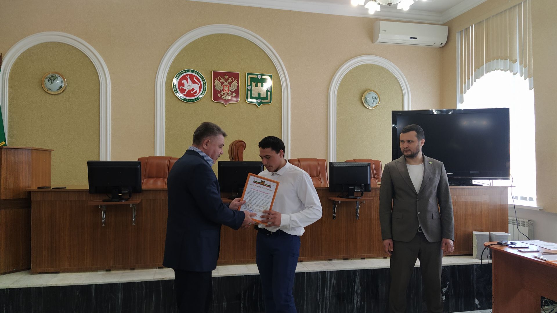 Район башлыгы Илшат Нуриев көрәш чемпионнары, призчылар белән очрашты (ВИДЕО)