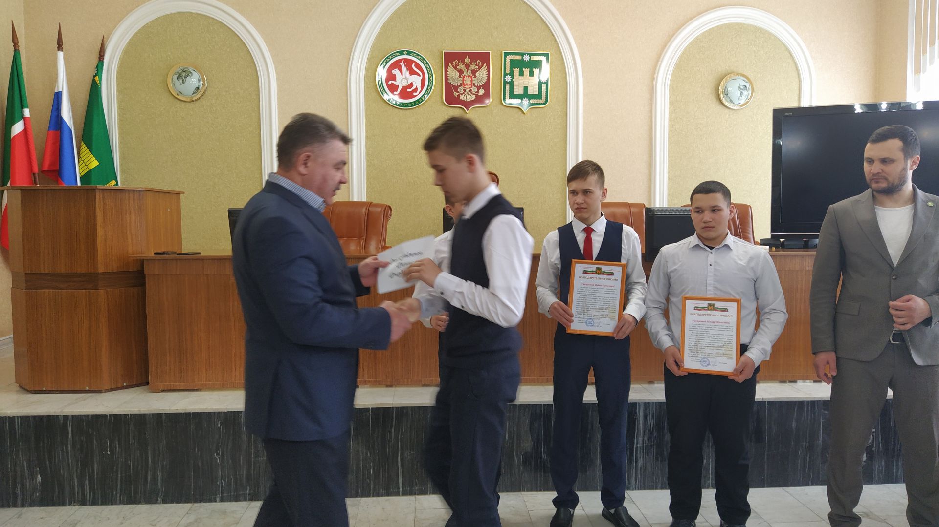 Район башлыгы Илшат Нуриев көрәш чемпионнары, призчылар белән очрашты (ВИДЕО)