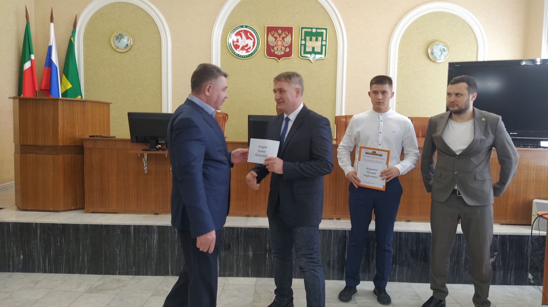 Район башлыгы Илшат Нуриев көрәш чемпионнары, призчылар белән очрашты (ВИДЕО)