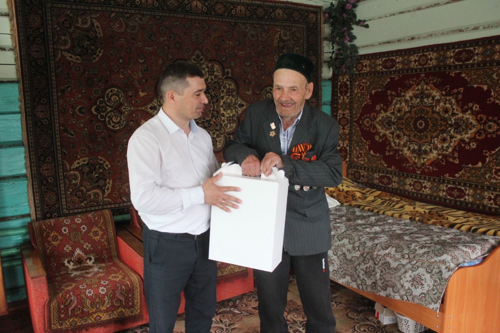 Сугыш, тыл ветераннарын Җиңү көне белән котлаулар дәвам итә