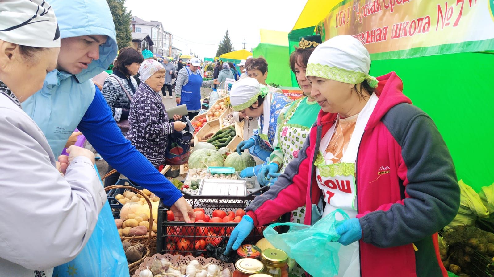Арча ярминкәсен халык көтеп ала. Бу сату-алу гына түгел, бу мәктәп коллективларының үзара күрешүе дә