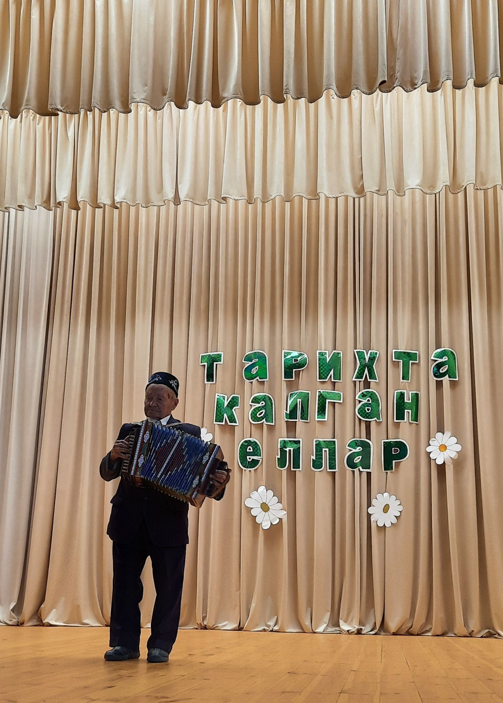 «Казан арты» музее хезмәткәрләре Балтачта китап тәкъдир итте