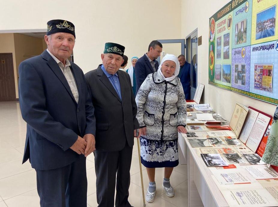 «Казан арты» музее хезмәткәрләре Балтачта китап тәкъдир итте