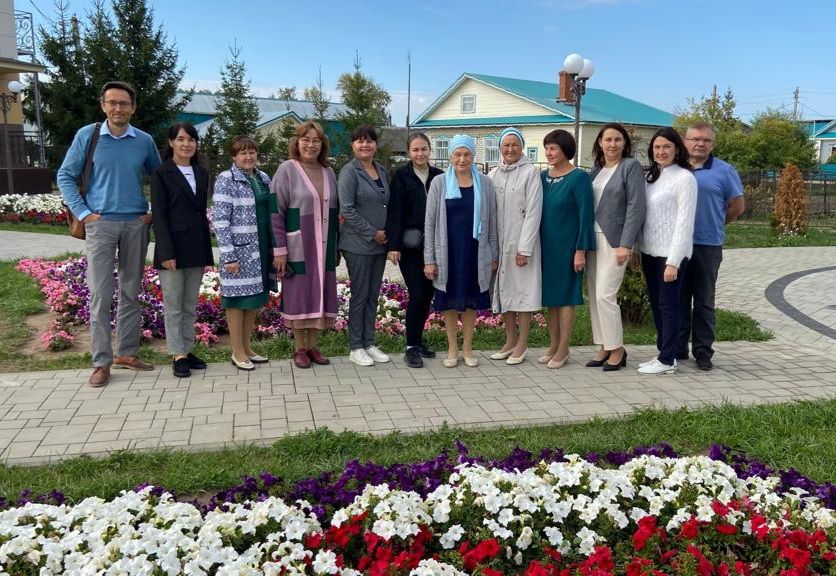 «Казан арты» музее хезмәткәрләре Балтачта китап тәкъдир итте