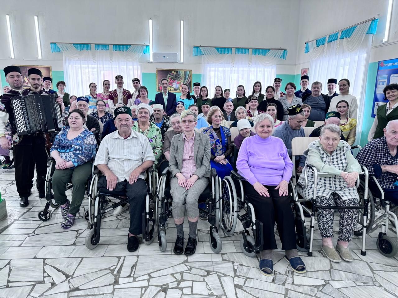 Казан артистлары Арчаның өлкәннәр һәм инвалидлар йортында. Интернатның туган көне - ачылганга 22 ел!