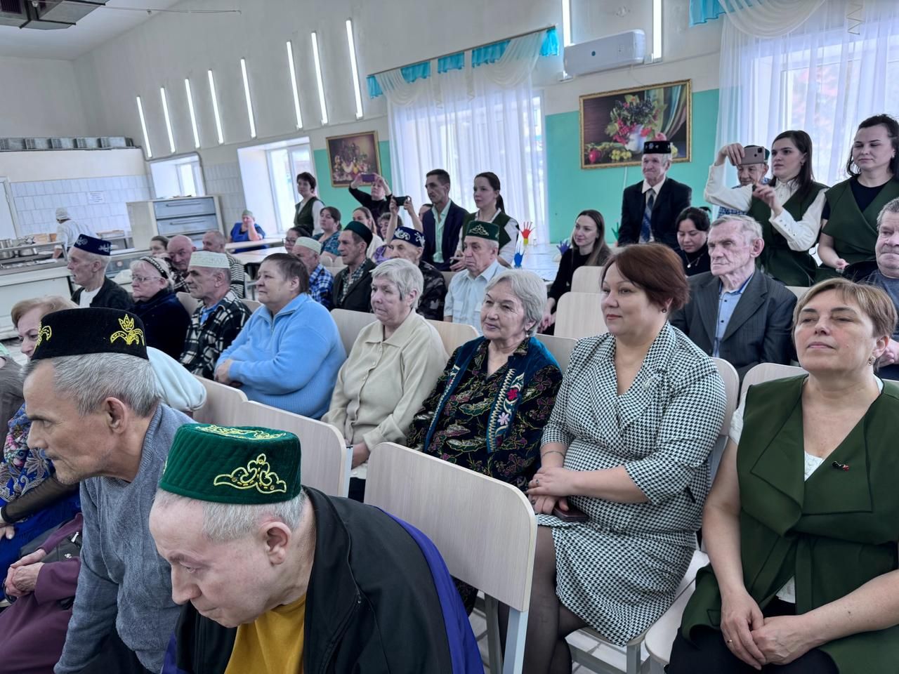 Казан артистлары Арчаның өлкәннәр һәм инвалидлар йортында. Интернатның туган көне - ачылганга 22 ел!