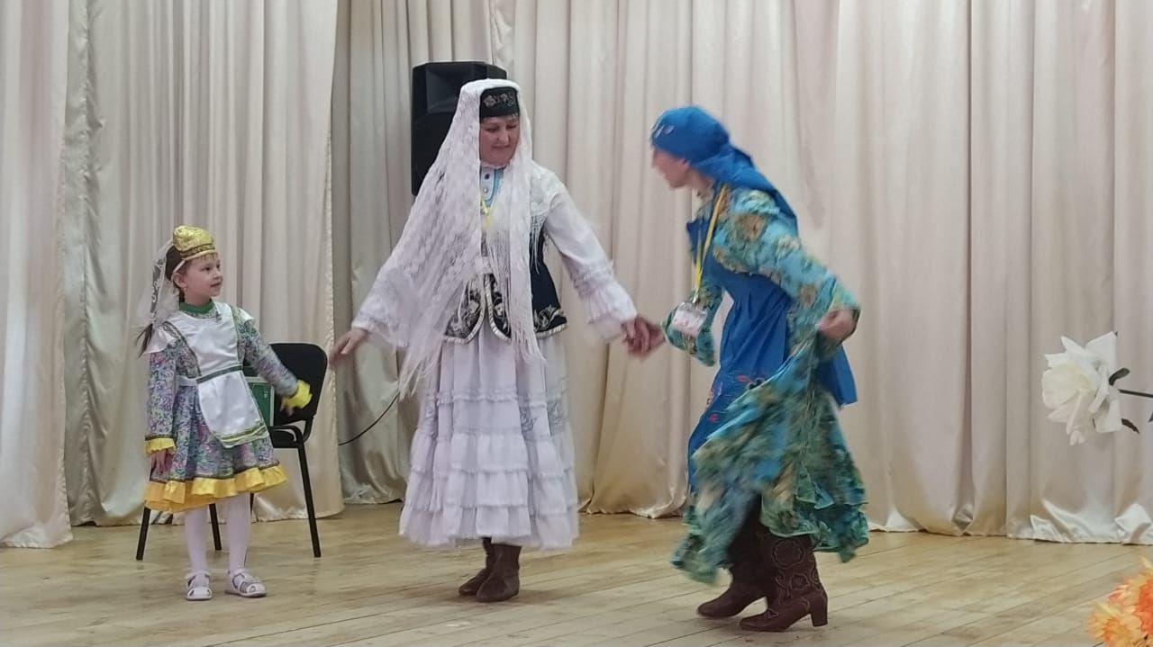 Бала имезгәндә әкрен генә китап укыган (ВИДЕО)