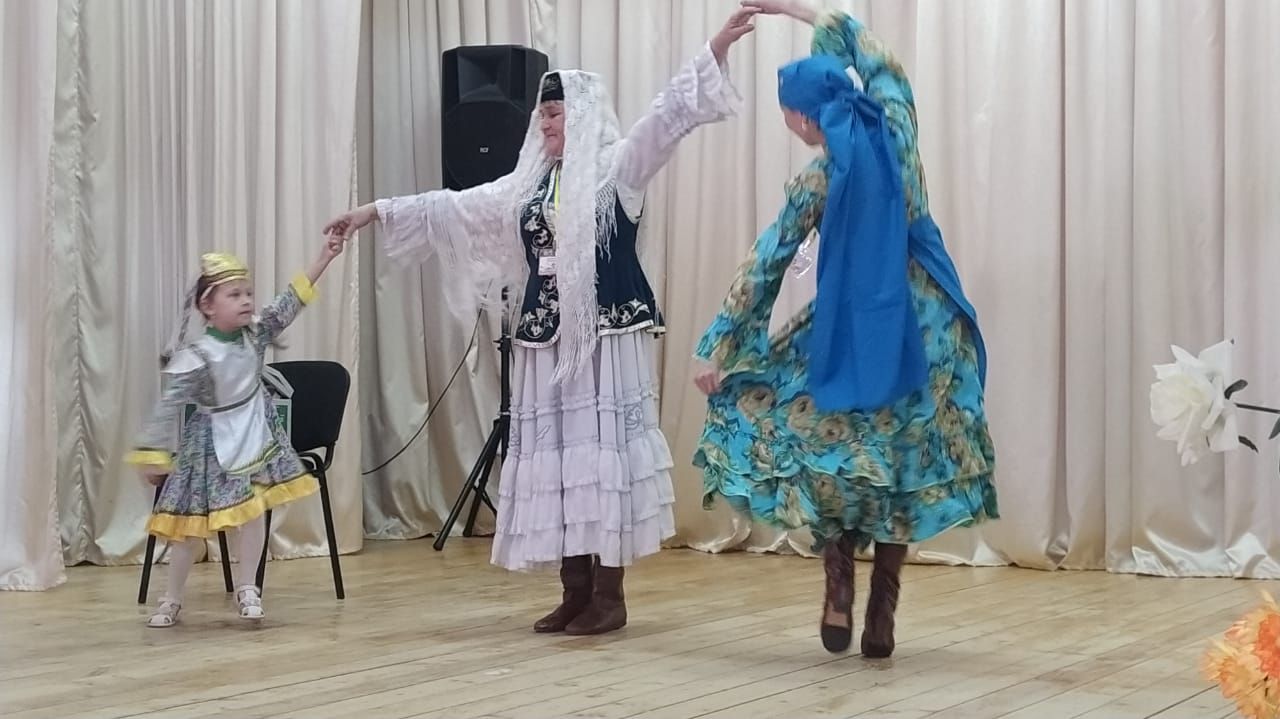 Бала имезгәндә әкрен генә китап укыган (ВИДЕО)