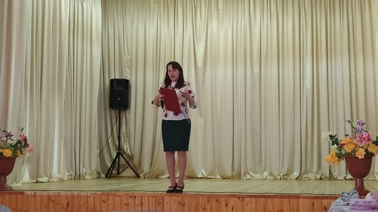 Бала имезгәндә әкрен генә китап укыган (ВИДЕО)