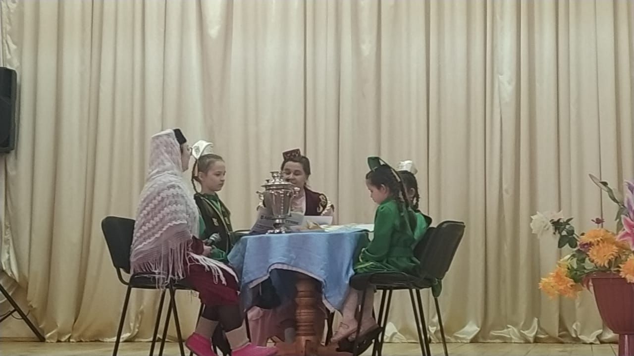 Бала имезгәндә әкрен генә китап укыган (ВИДЕО)