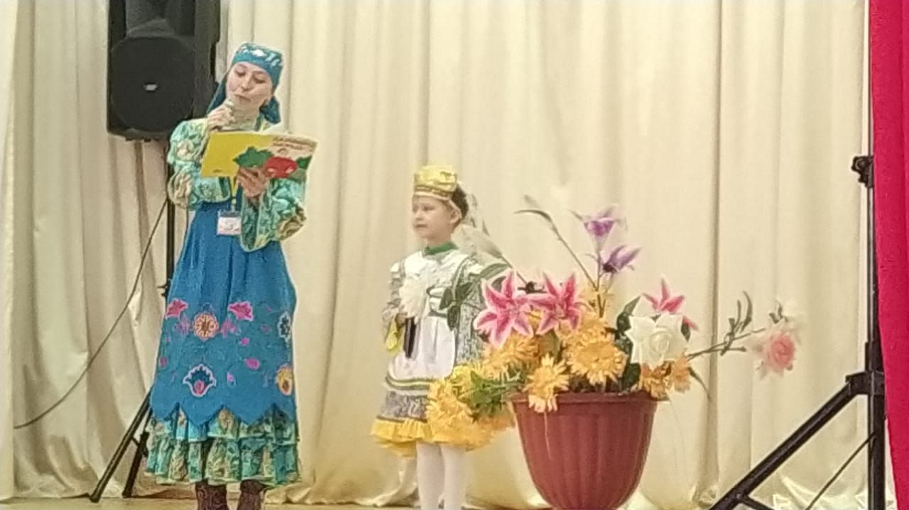 Бала имезгәндә әкрен генә китап укыган (ВИДЕО)