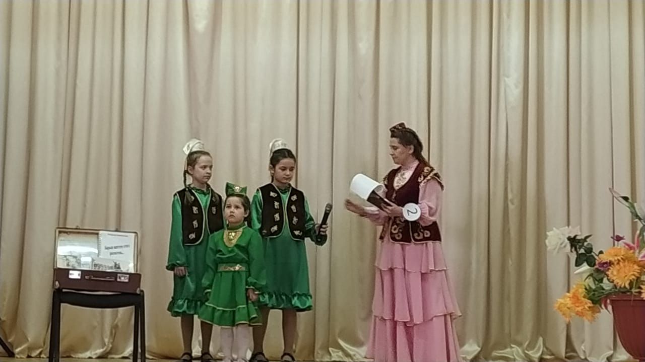 Бала имезгәндә әкрен генә китап укыган (ВИДЕО)