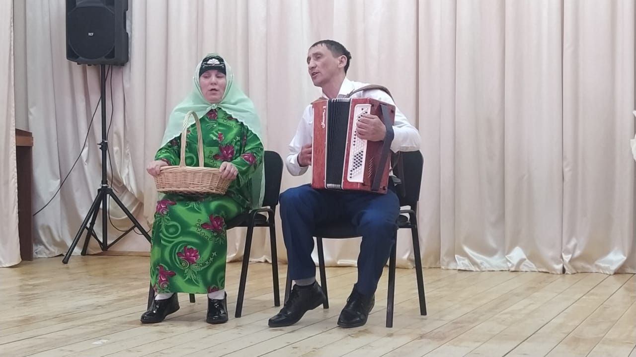 Бала имезгәндә әкрен генә китап укыган (ВИДЕО)