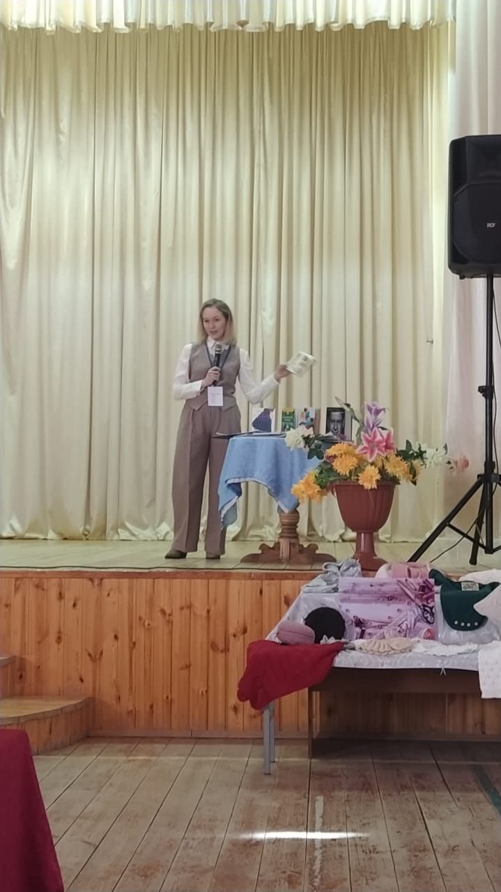 Бала имезгәндә әкрен генә китап укыган (ВИДЕО)
