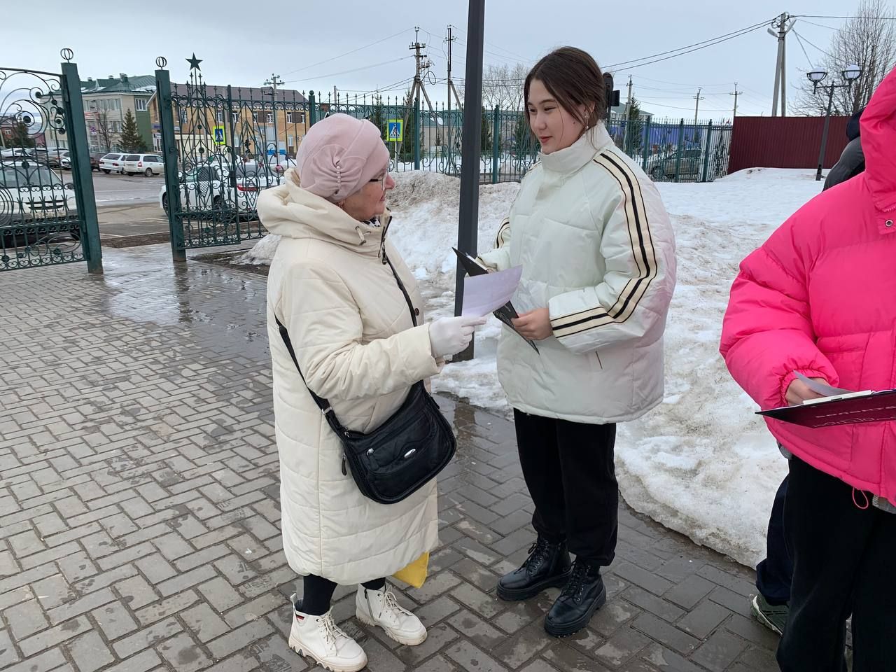 Арчада волонтерлар төзекләндерү объектлары өчен тавыш бирүдә халыкка ярдәм итә