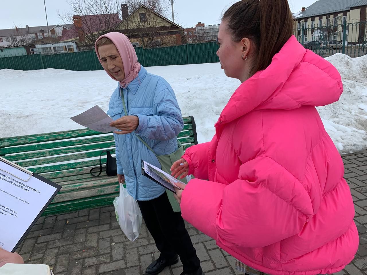 Арчада волонтерлар төзекләндерү объектлары өчен тавыш бирүдә халыкка ярдәм итә