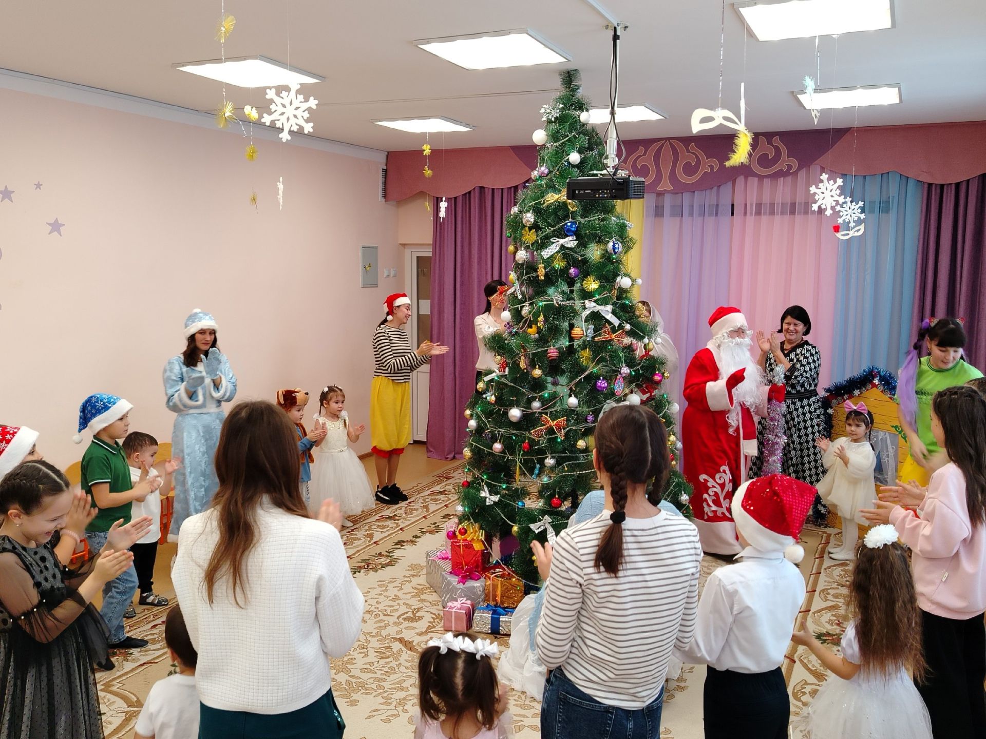Арчаның икенче балалар бакчасында шаулап-гөрләп профсоюз чыршы бәйрәме үтте