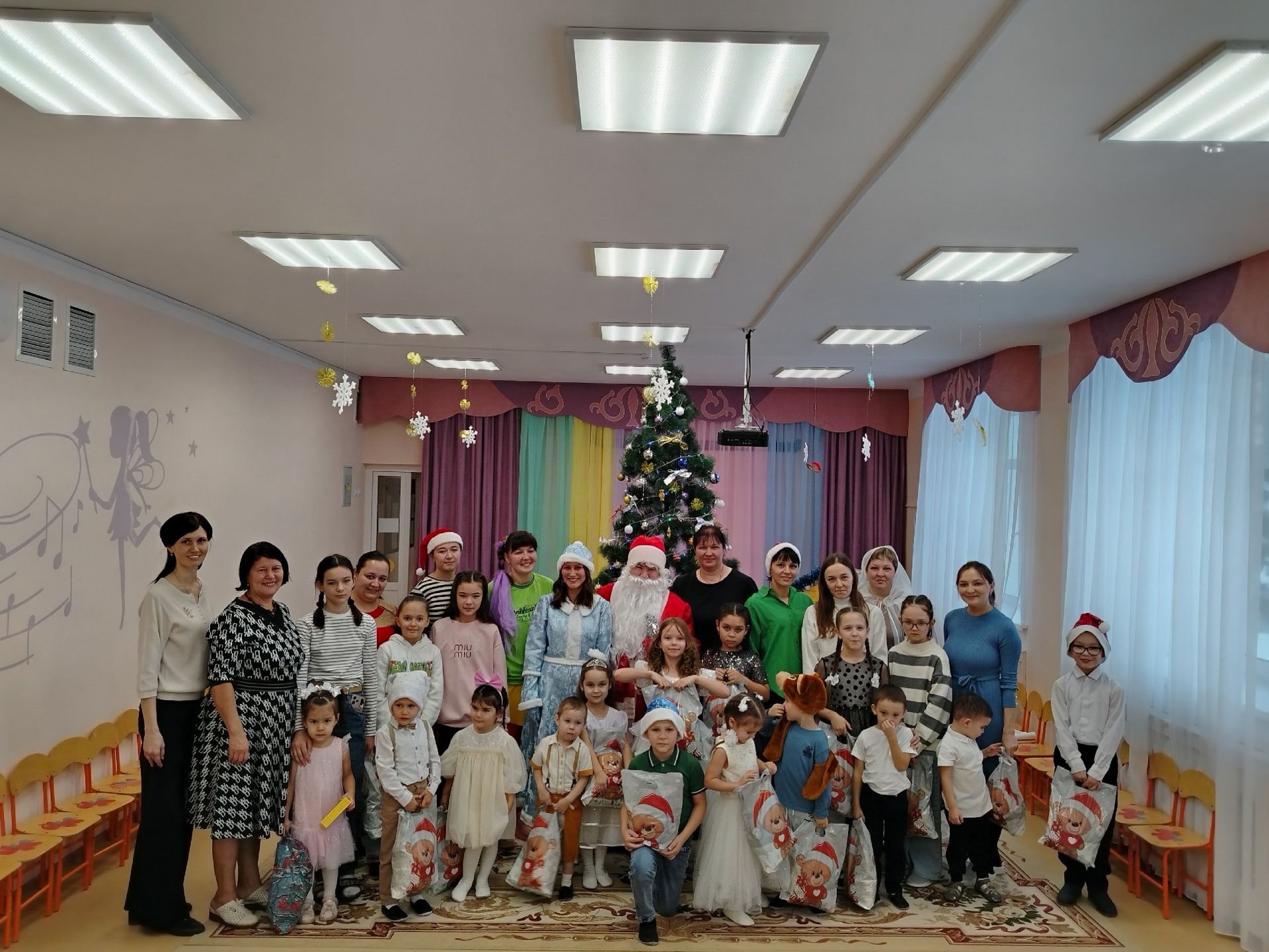 Арчаның икенче балалар бакчасында шаулап-гөрләп профсоюз чыршы бәйрәме үтте