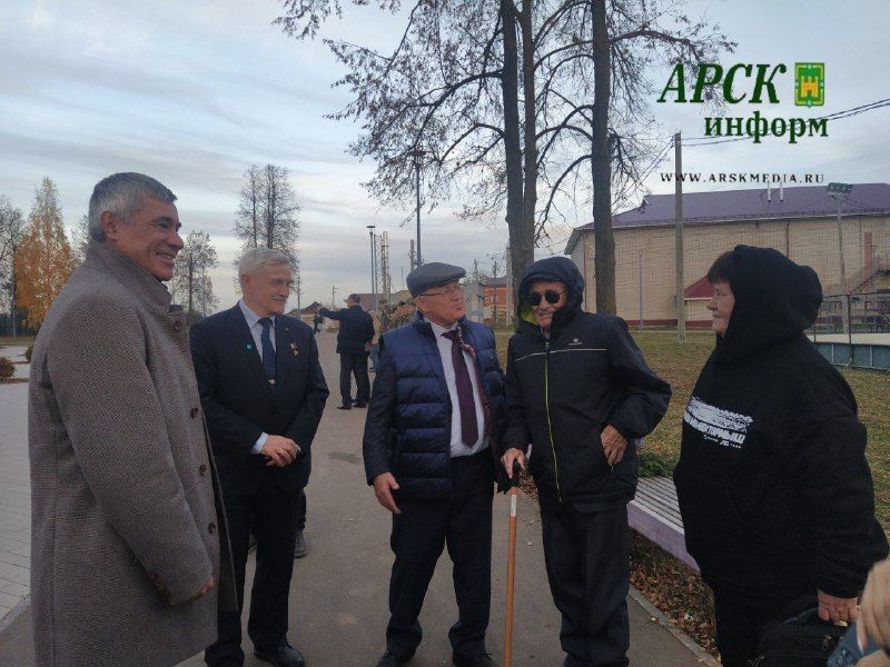 Россия Герое Александр Калери Яңа Кенәрдә агач утыртты