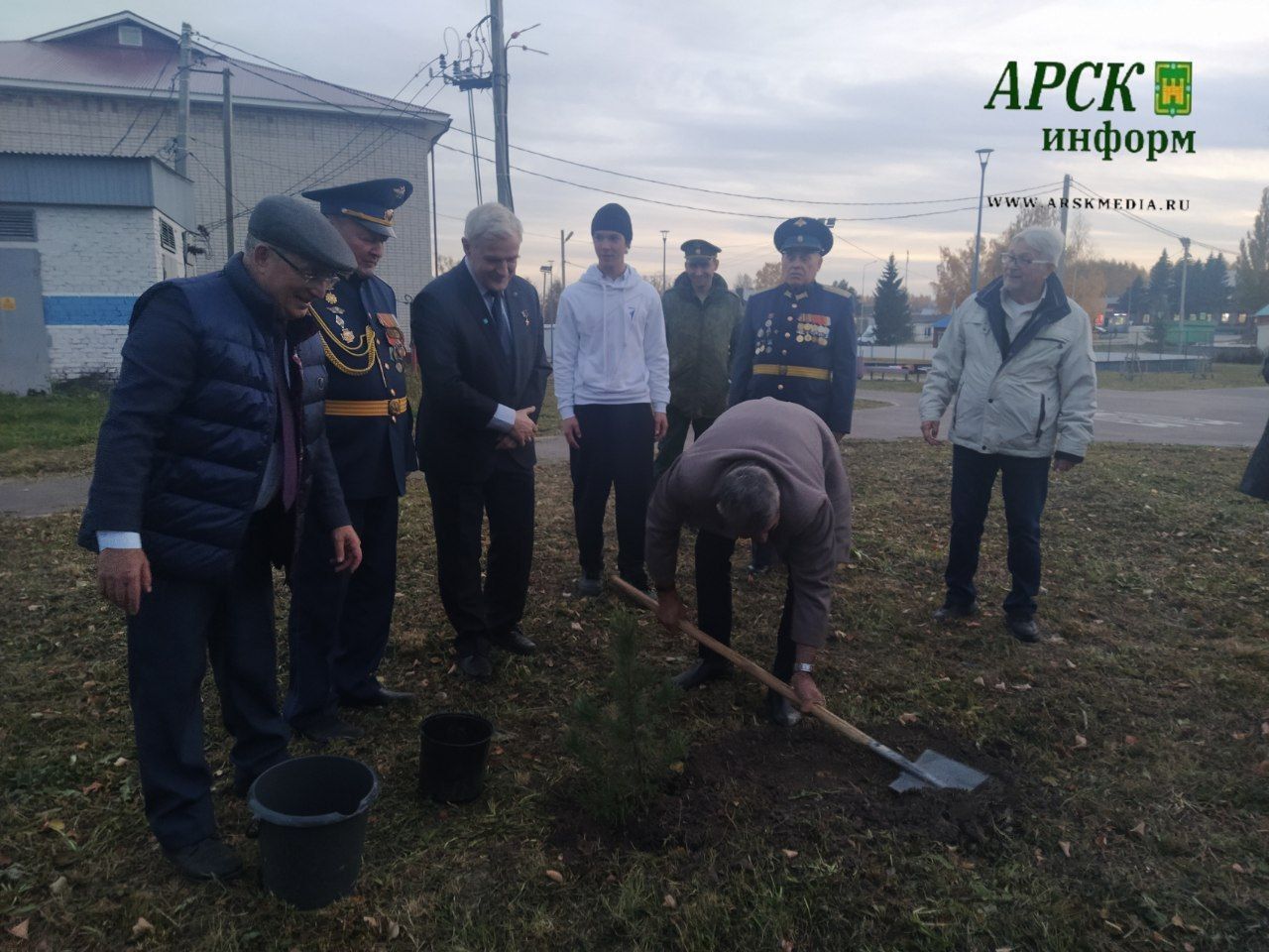 Россия Герое Александр Калери Яңа Кенәрдә агач утыртты