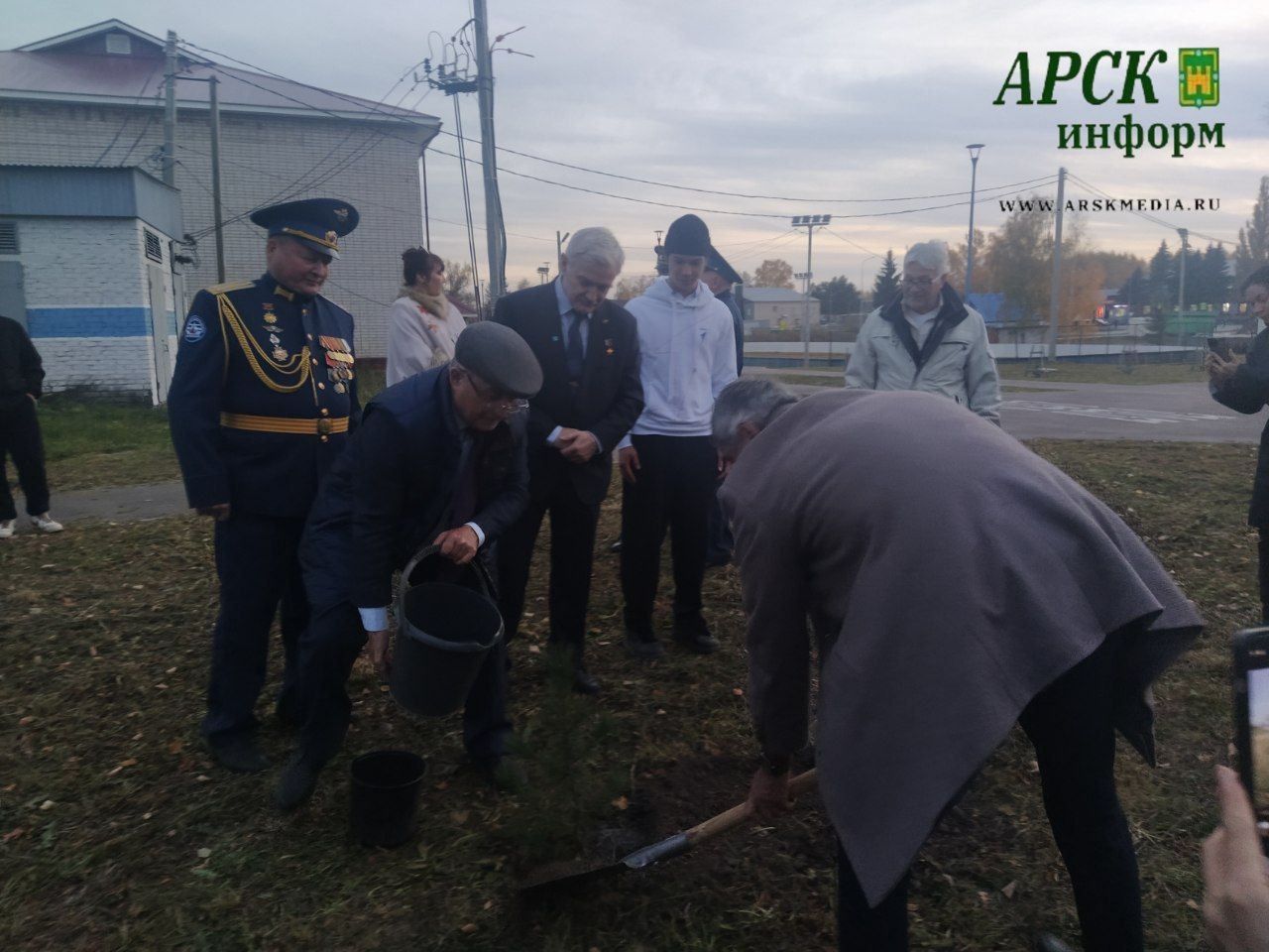 Россия Герое Александр Калери Яңа Кенәрдә агач утыртты