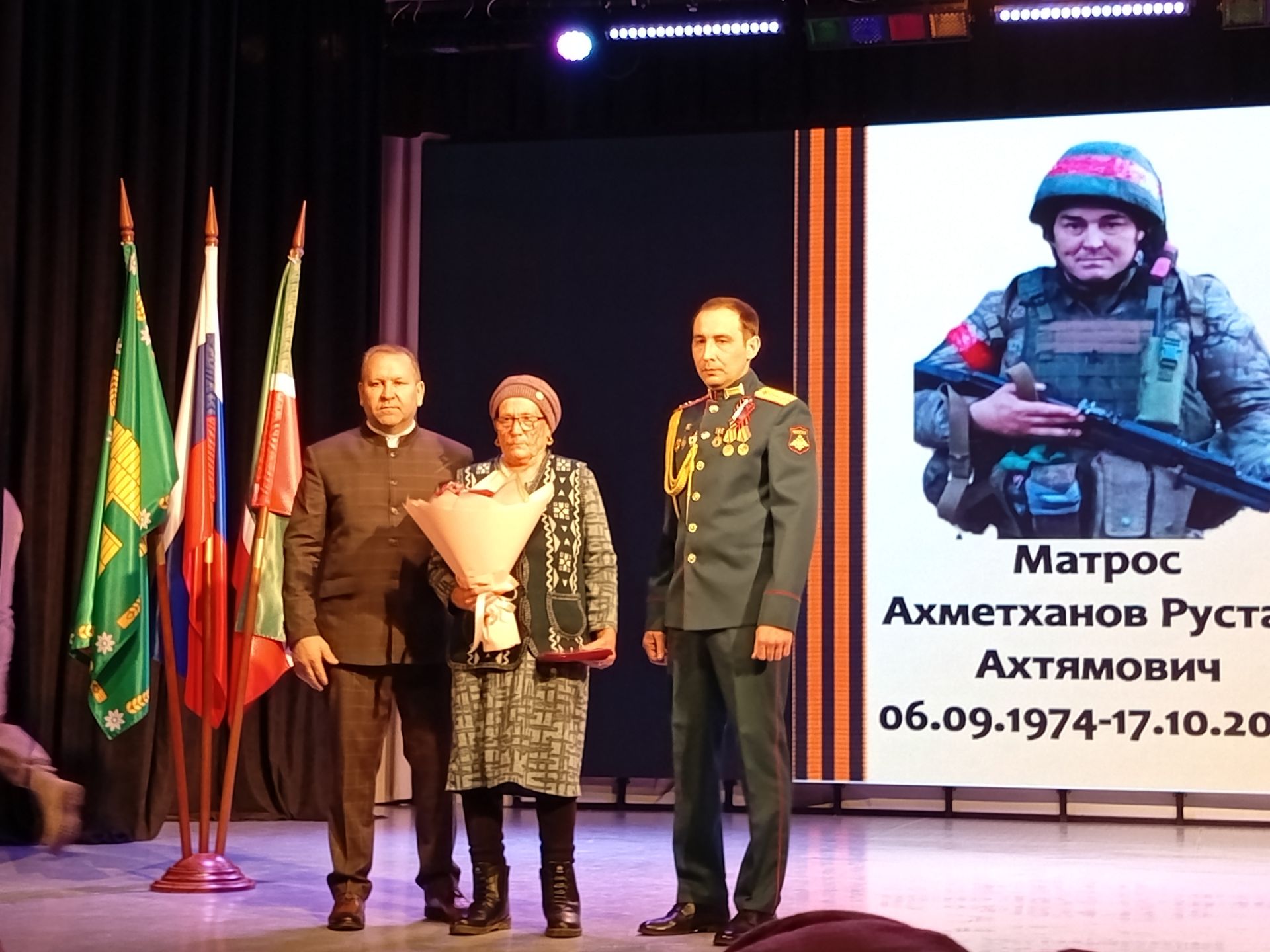 Ул мизгелләрдә бөтен зал елады