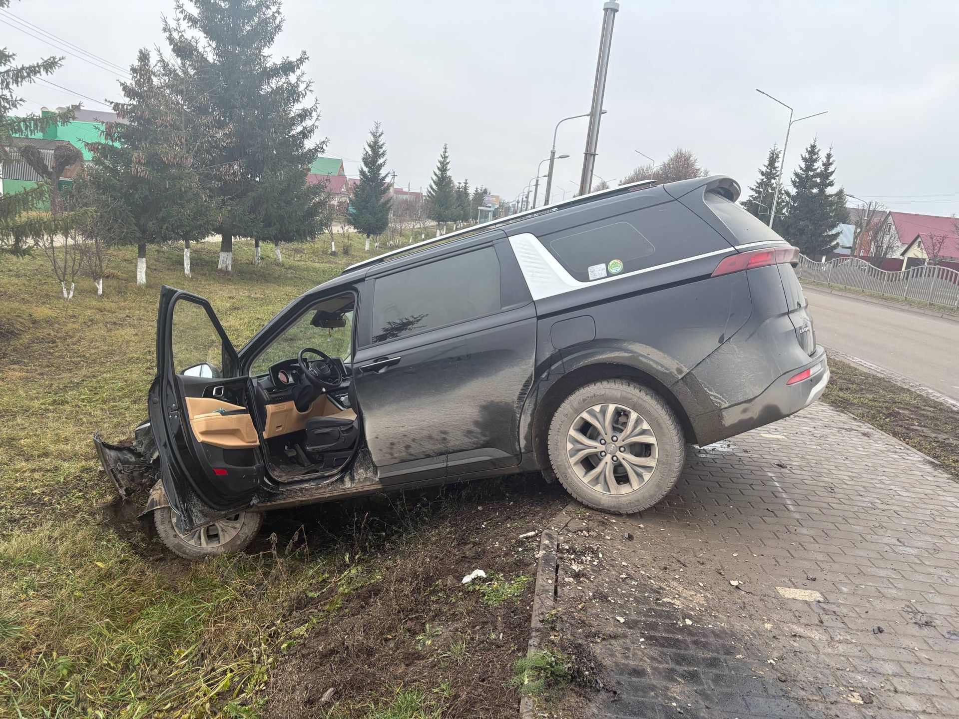Арчада бер кеше урланган машина белән юл кырыена төшеп кадала