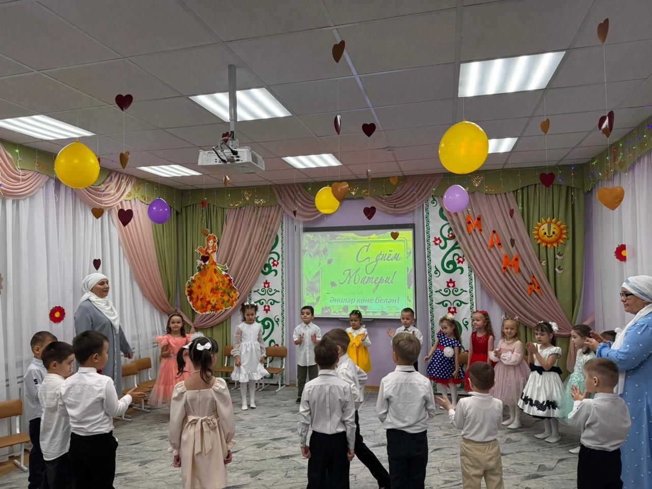 Әниемә бүләгем: Арчаның беренче балалар бакчасында Әниләр көнен билгеләп үттеләр