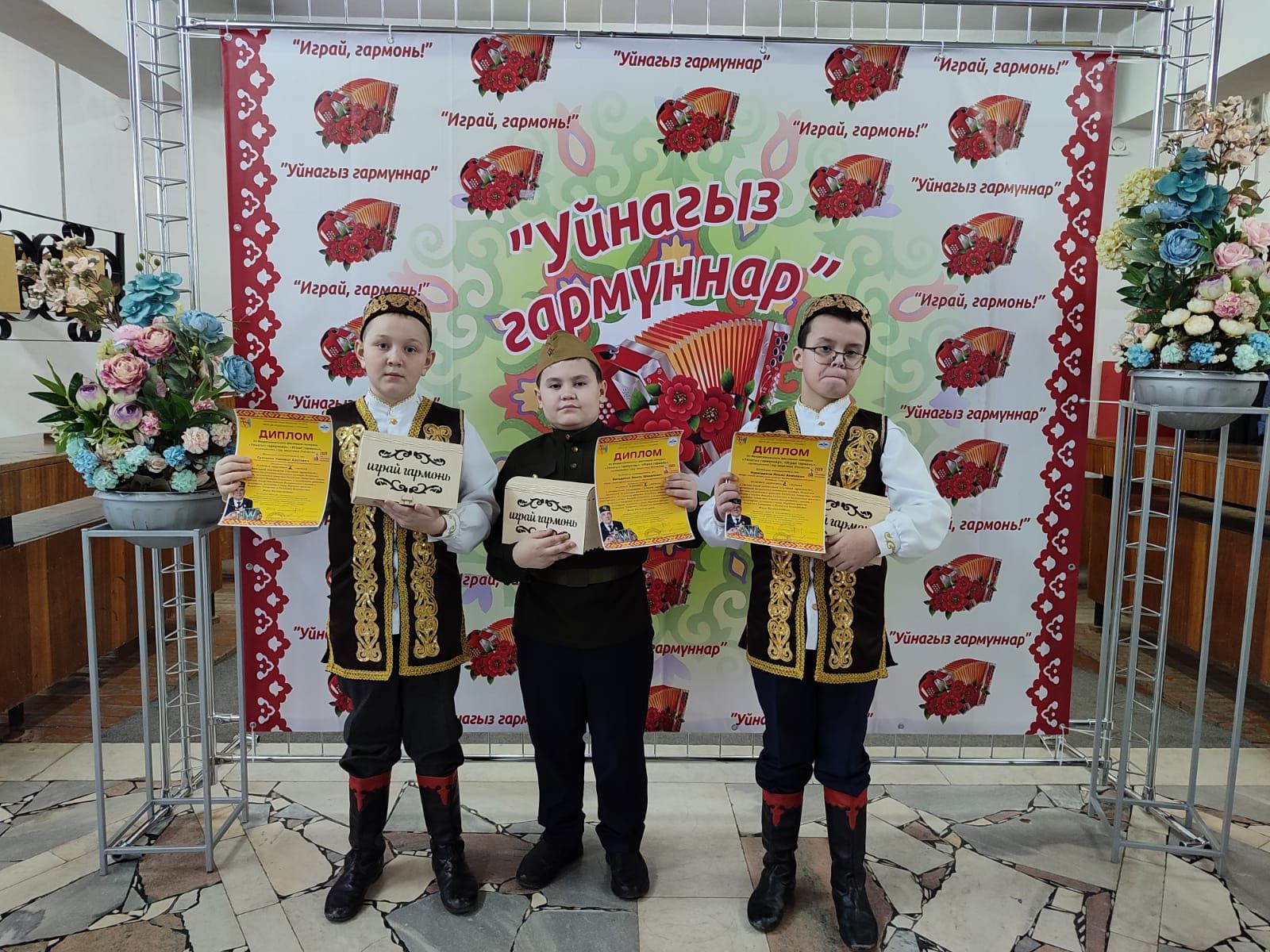 Киров өлкәсеннән бүләкләр белән кайттылар