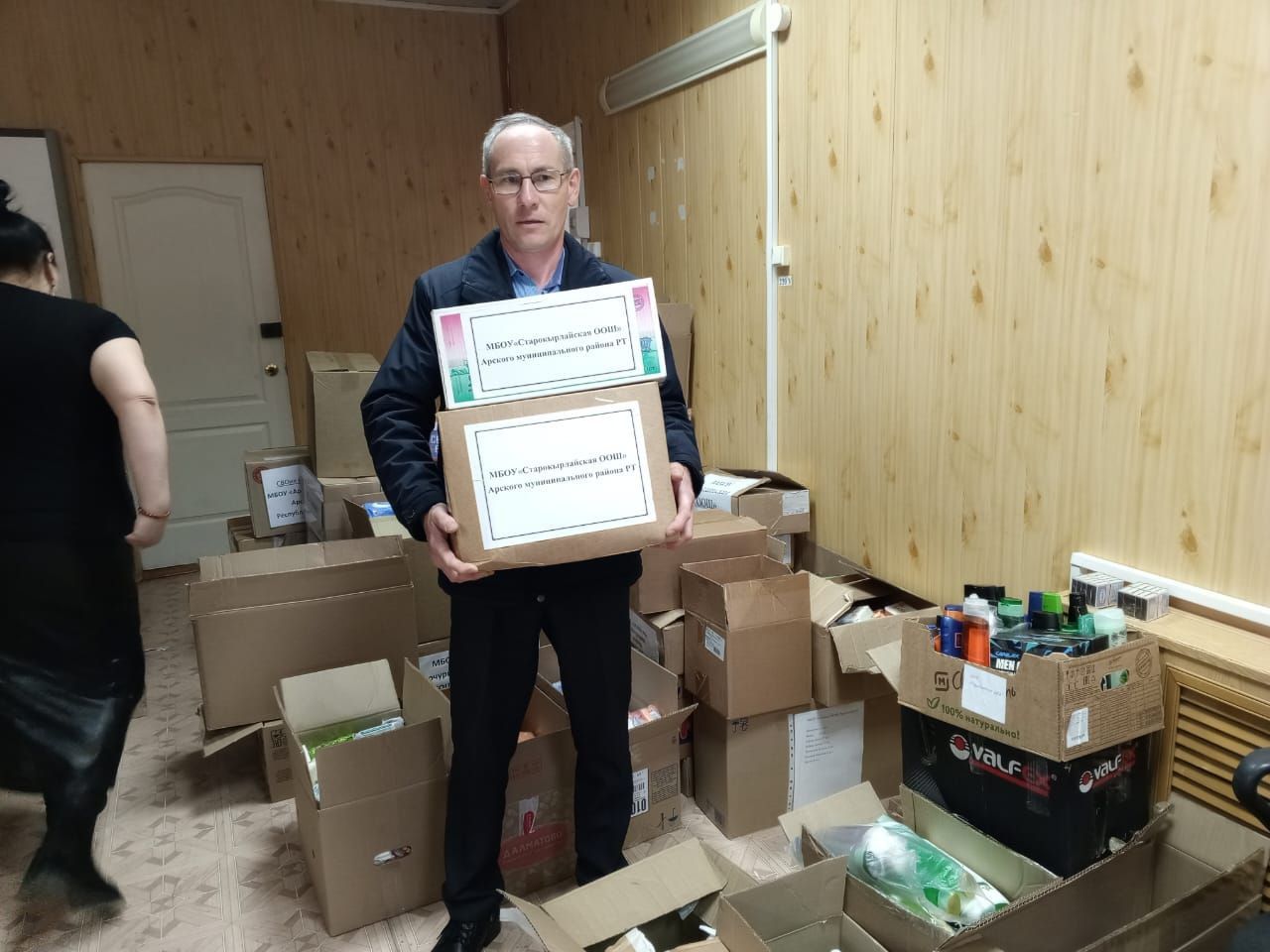Район мәктәпләре, балалар бакчалары коллективлары 1,3 миллионнан артык сумлык гуманитар ярдәм җыйды