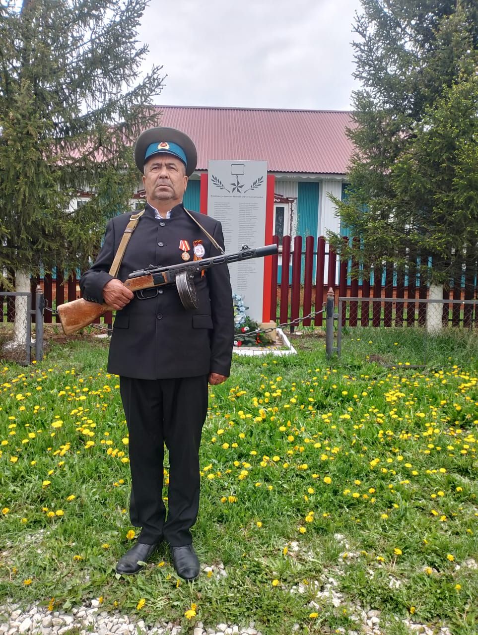 Обелиск янында сакта