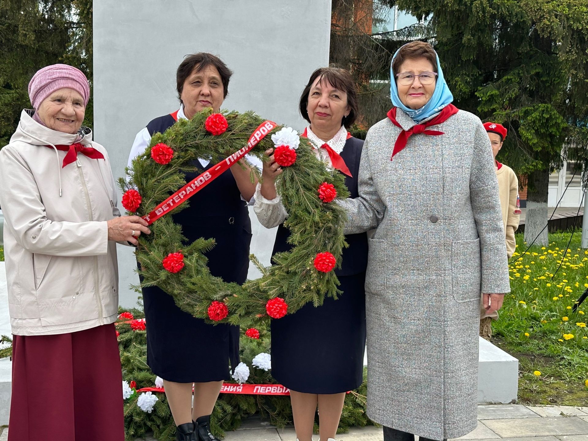 Арчада Пионерия көне: Ленин һәйкәле каршында чәчәкләр, барабан тавышы, осталык дәресләре, учак һәм кайнар ботка