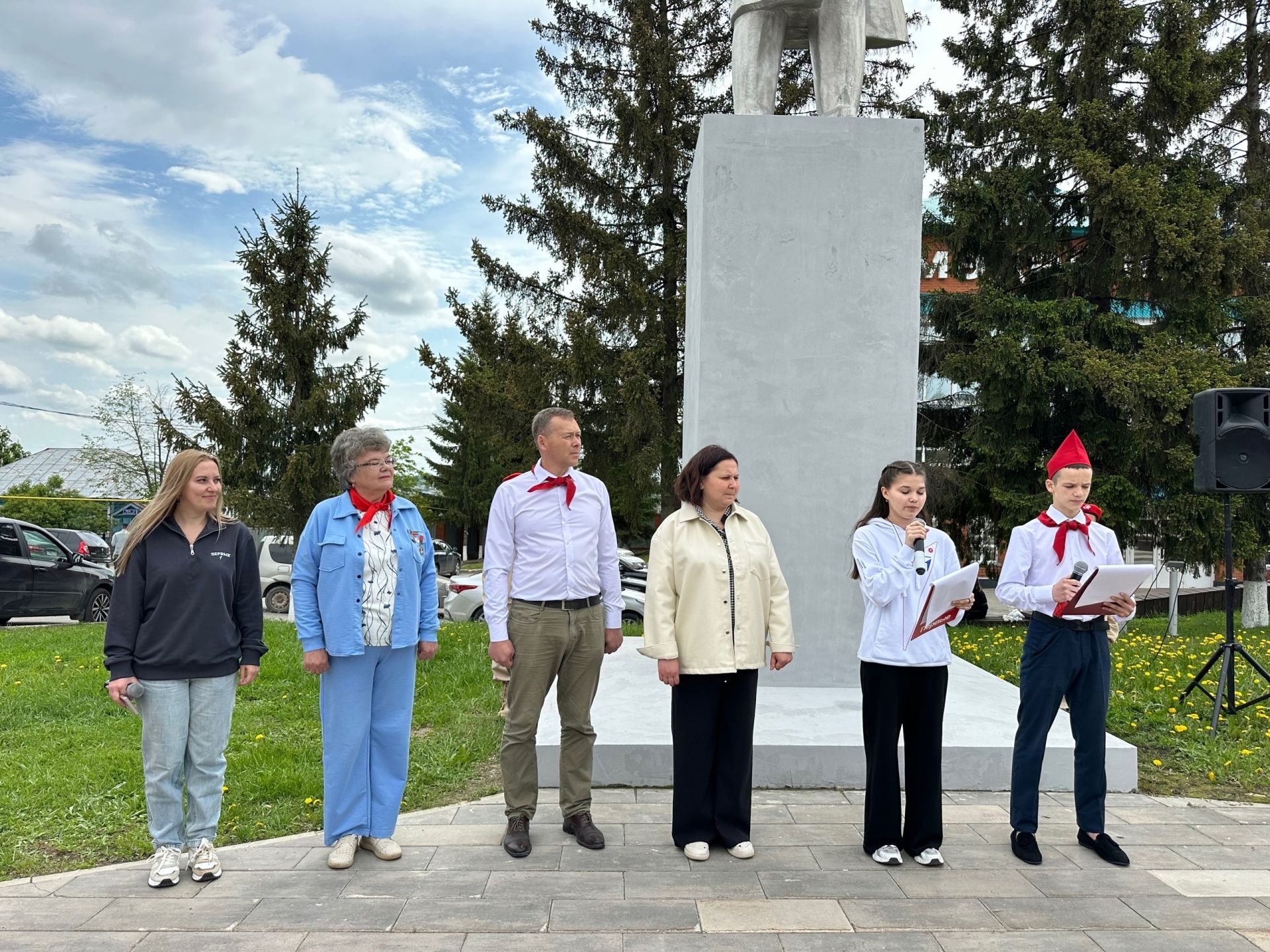 Арчада Пионерия көне: Ленин һәйкәле каршында чәчәкләр, барабан тавышы, осталык дәресләре, учак һәм кайнар ботка