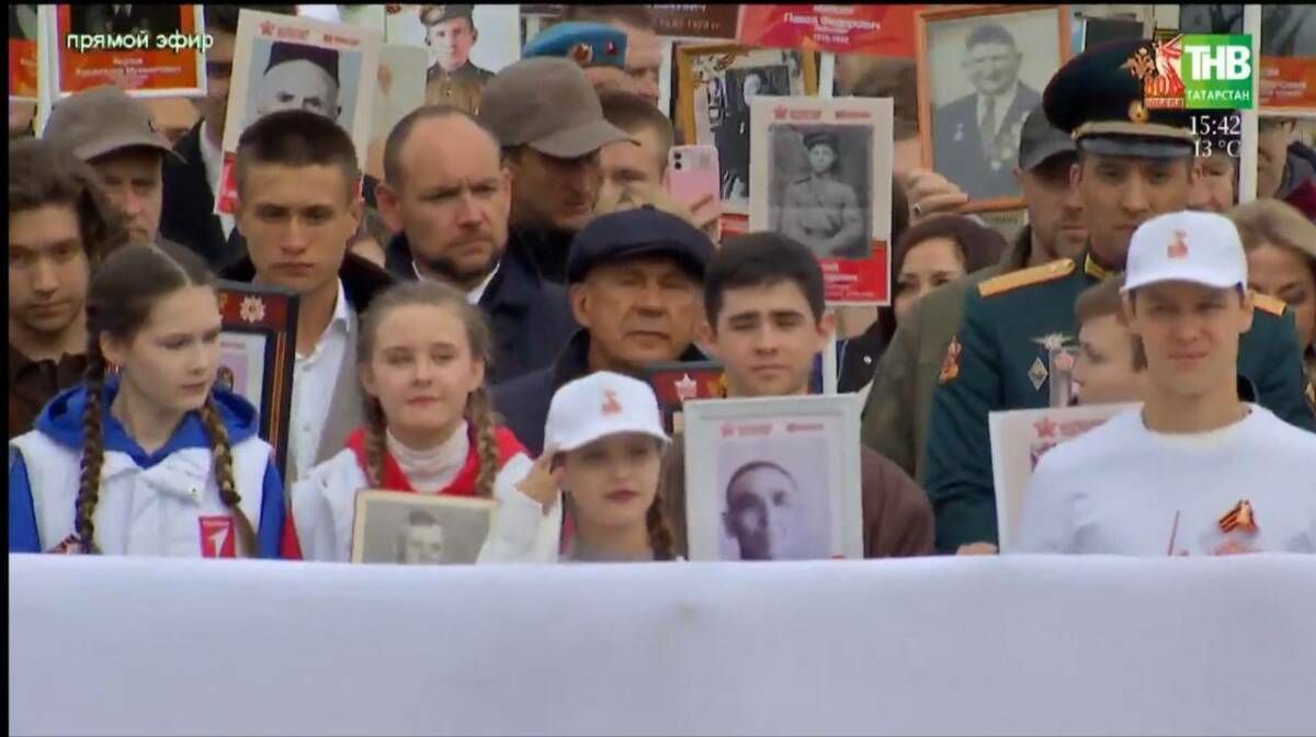 Рөстәм Миңнеханов Казанда «Үлемсез полк» йөрешендә катнашты