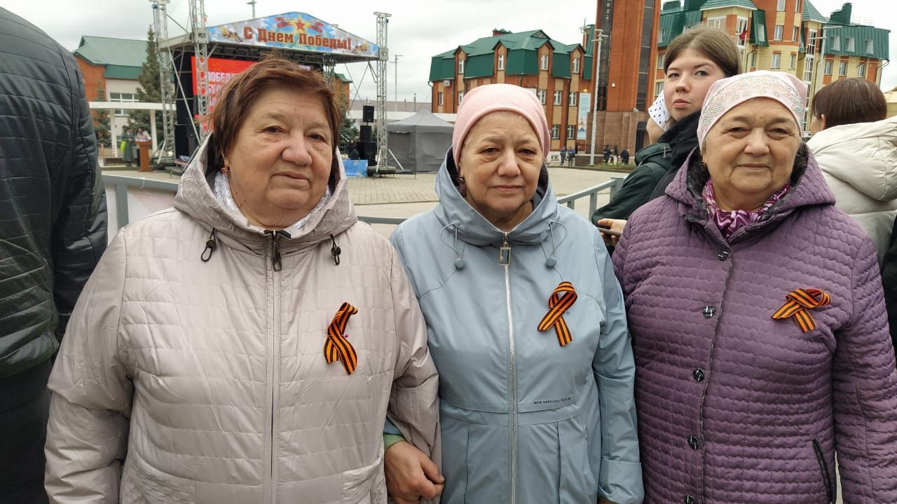 Алар өч бертуган кыз Җиңү бәйрәмендә очрашалар