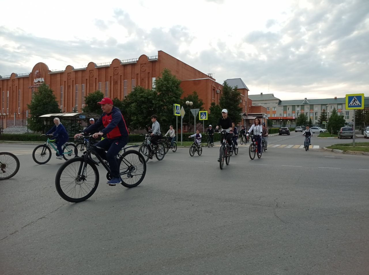 Арчада Россия көне уңаеннан велосипедта йөрделәр