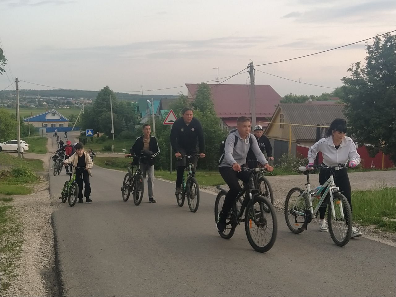 Арчада Россия көне уңаеннан велосипедта йөрделәр