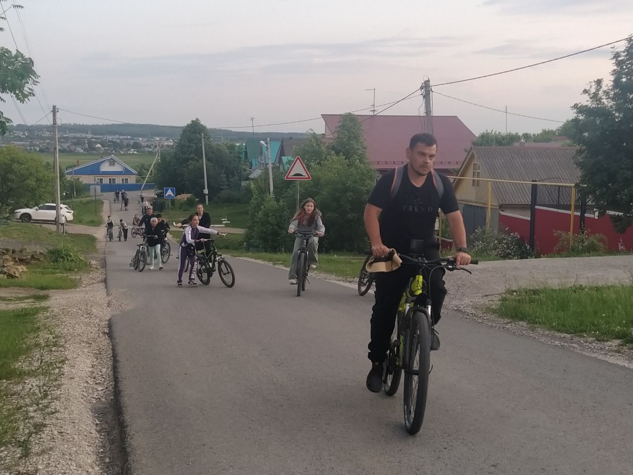 Арчада Россия көне уңаеннан велосипедта йөрделәр