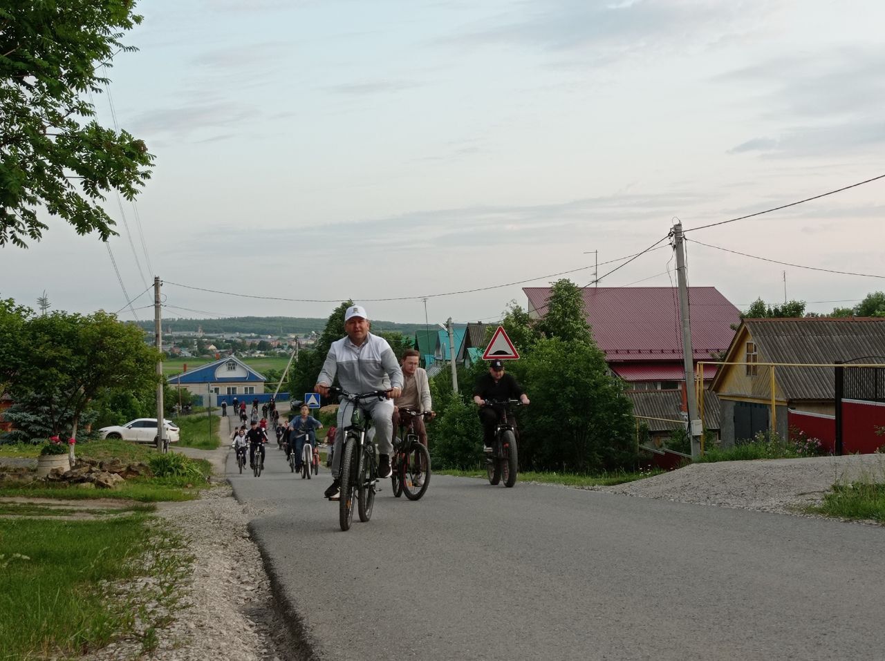 Арчада Россия көне уңаеннан велосипедта йөрделәр